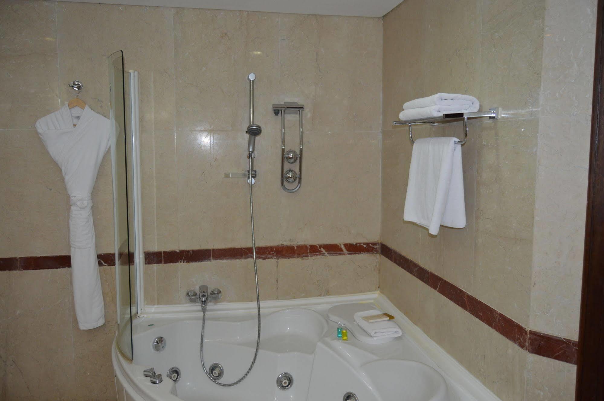 Etoile Suites Boutique Hotel Downtown ベイルート エクステリア 写真