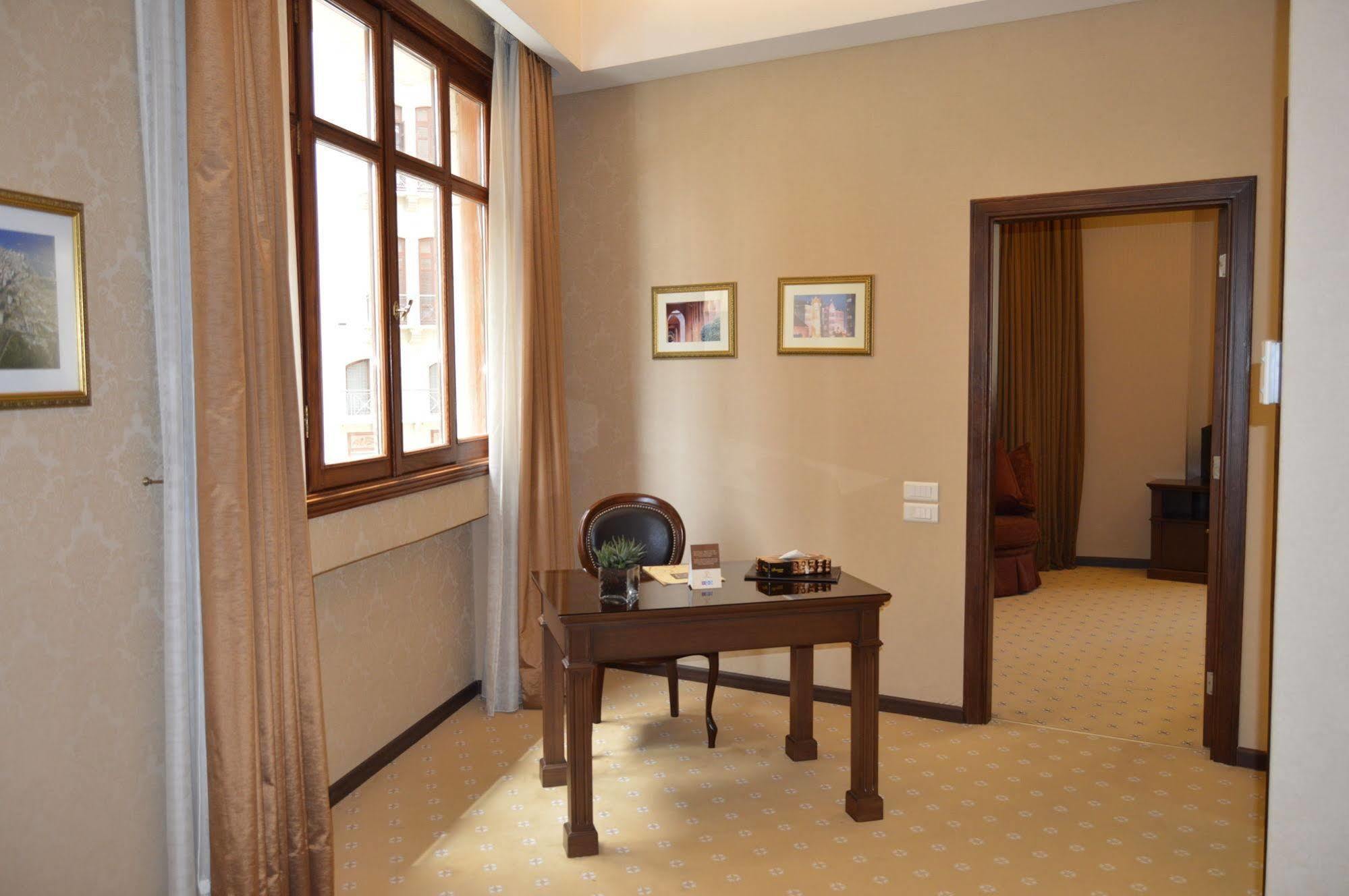 Etoile Suites Boutique Hotel Downtown ベイルート エクステリア 写真